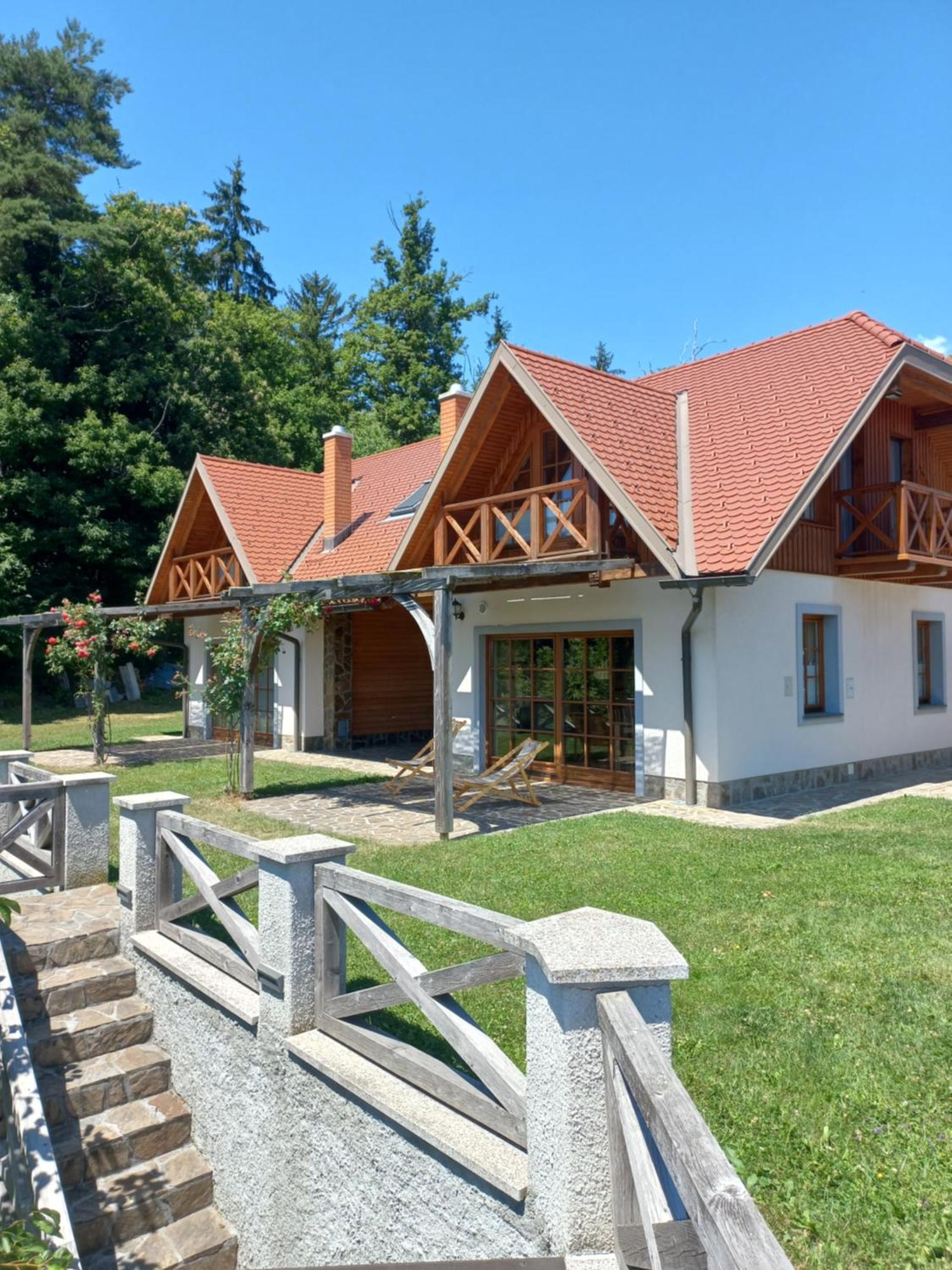Apartmaji Pri Handelcanih, *